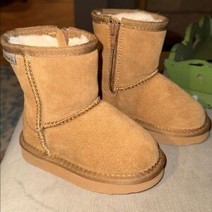 BearPaws size 6 kids. Never worn. No tags but look brand new!